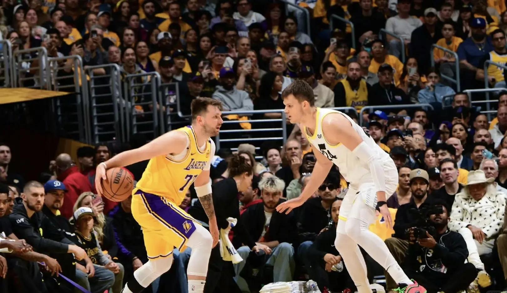 东契奇迎来三赛季出色发挥,拜仁观众热烈欢呼! 东契奇迎来三赛季出色发挥,拜仁观众热烈欢呼!