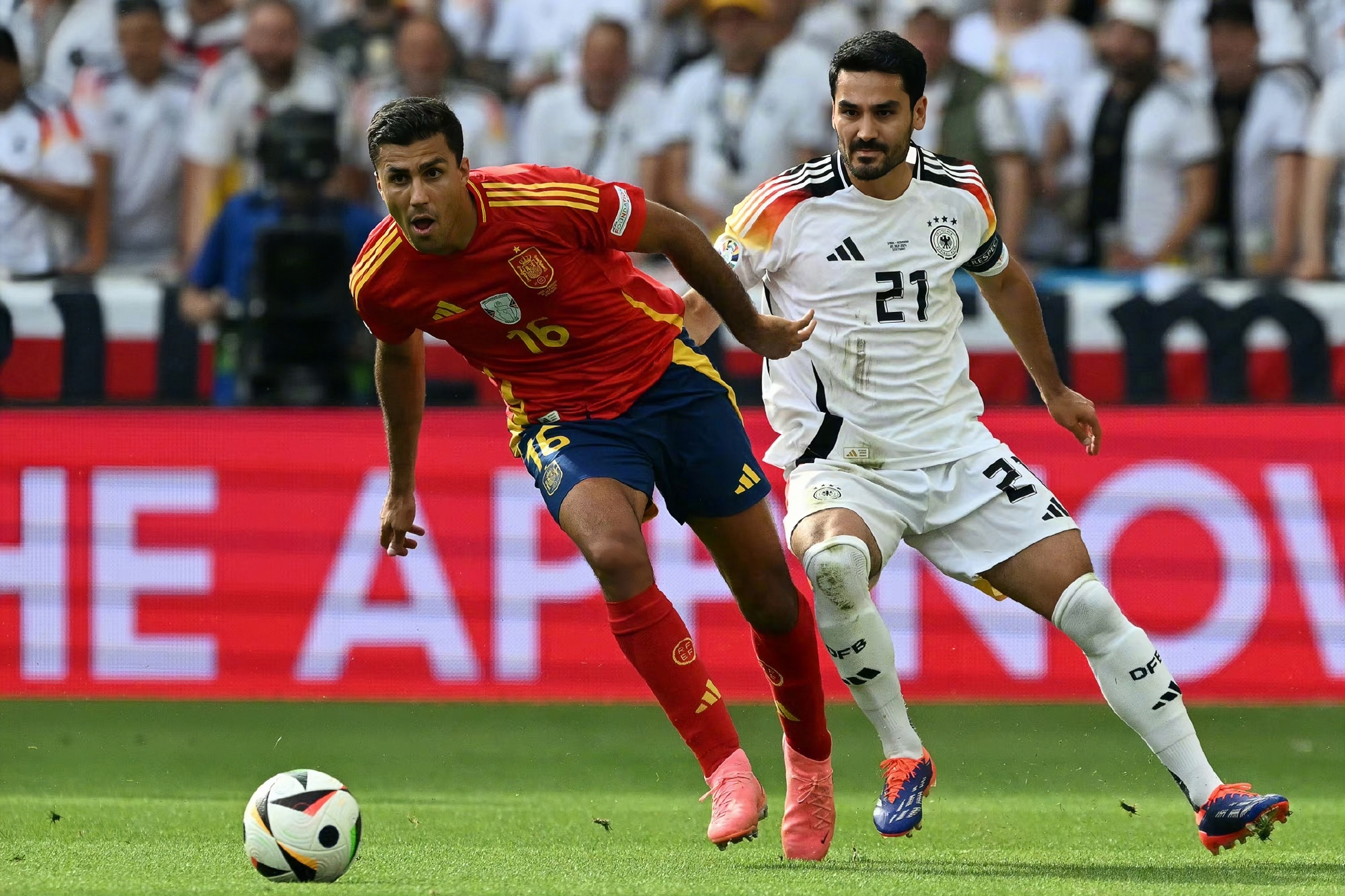 关于德布劳内连续十五场比赛得分超过比赛规则变更，西班牙队不断突破！引发球迷热议的信息